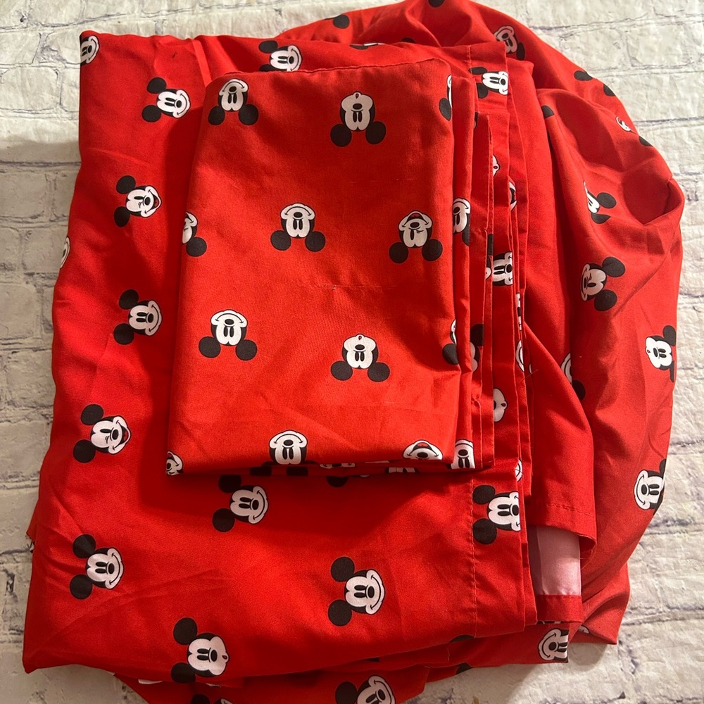 DISNEY MICKEY MOUSE TWIN BEDDING SET RED/BLACK/WHITE NOVELTY PRINT SET